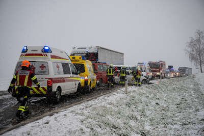Schwerer Verkehrsunfall mit Verletzten auf B42 bei Stadt Haag im Bezirk Amstetten FOKE-2023031509428973-001.jpg