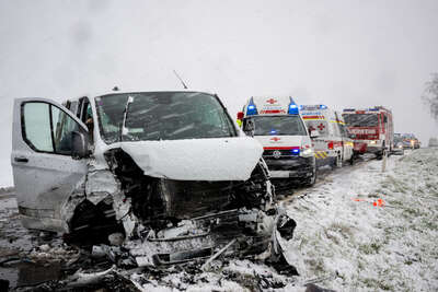 Schwerer Verkehrsunfall mit Verletzten auf B42 bei Stadt Haag im Bezirk Amstetten FOKE-2023031509569043-071.jpg