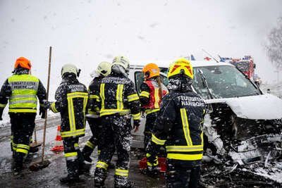 Schwerer Verkehrsunfall mit Verletzten auf B42 bei Stadt Haag im Bezirk Amstetten FOKE-2023031509579053-081-Bearbeitet.jpg
