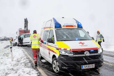 Schwerer Verkehrsunfall mit Verletzten auf B42 bei Stadt Haag im Bezirk Amstetten FOKE-2023031509539019-047.jpg