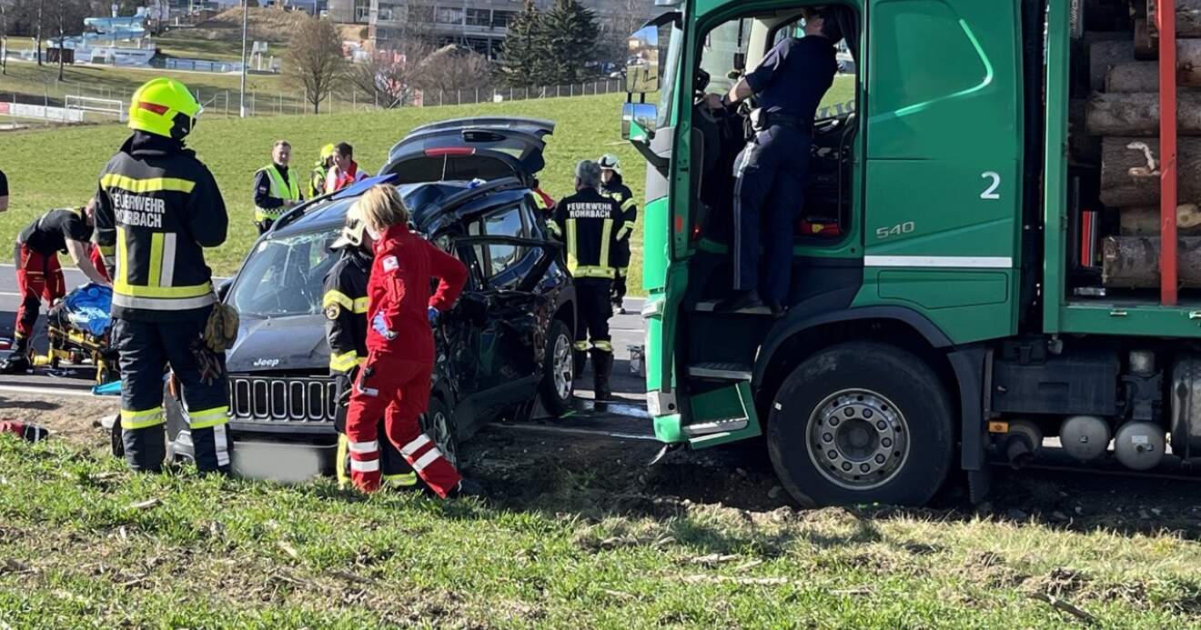 Verkehrsunfall mit eingeklemmter Person in Rohrbach