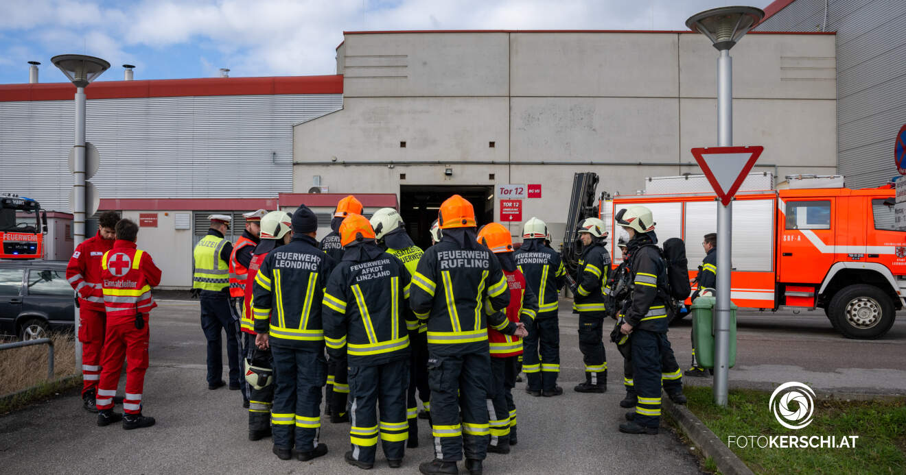 Feuerwehreinsatz in Leonding: Gefahrenstoff-Austritt in Betrieb - drei Personen im Krankenhaus