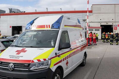 Feuerwehreinsatz in Leonding: Gefahrenstoff-Austritt in Betrieb - drei Personen im Krankenhaus FOKE-2023032809350430-086.jpg