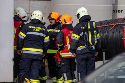 Feuerwehreinsatz in Leonding: Gefahrenstoff-Austritt in Betrieb - drei Personen im Krankenhaus FOKE-2023032809410439-095.jpg