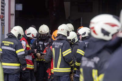 Feuerwehreinsatz in Leonding: Gefahrenstoff-Austritt in Betrieb - drei Personen im Krankenhaus FOKE-2023032809410441-097.jpg
