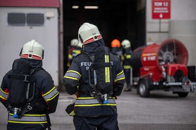 Feuerwehreinsatz in Leonding: Gefahrenstoff-Austritt in Betrieb - drei Personen im Krankenhaus FOKE-2023032809440450-106.jpg