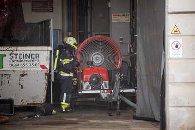 Feuerwehreinsatz in Leonding: Gefahrenstoff-Austritt in Betrieb - drei Personen im Krankenhaus FOKE-2023032810060468-124.jpg