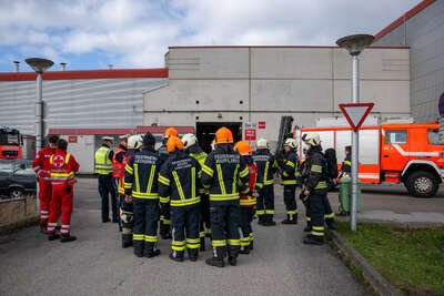Feuerwehreinsatz in Leonding: Gefahrenstoff-Austritt in Betrieb - drei Personen im Krankenhaus FOKE-2023032809320423-079.jpg