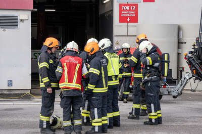 Feuerwehreinsatz in Leonding: Gefahrenstoff-Austritt in Betrieb - drei Personen im Krankenhaus FOKE-2023032809340427-083.jpg