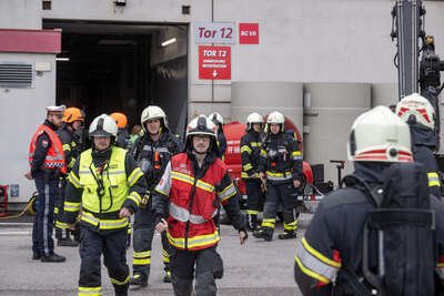 Feuerwehreinsatz in Leonding: Gefahrenstoff-Austritt in Betrieb - drei Personen im Krankenhaus FOKE-2023032809460457-113.jpg