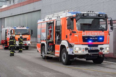 Feuerwehreinsatz in Leonding: Gefahrenstoff-Austritt in Betrieb - drei Personen im Krankenhaus FOKE-2023032809560463-119.jpg