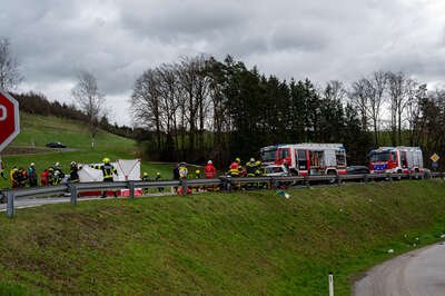 Schwere Kollision auf der B 124 im Bezirk Freistadt - Mehrere Verletzte BRANDSTAETTER-20230401-33.jpg