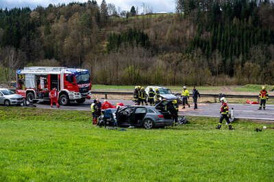Schwere Kollision auf der B 124 im Bezirk Freistadt - Mehrere Verletzte BRANDSTAETTER-20230401-59.jpg