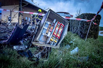 Unfall in Sankt Florian: Fahrer übersteht Sekundenschlaf unverletzt 34F1A40A-E563-4CF4-8134-107138D98A6F.jpg