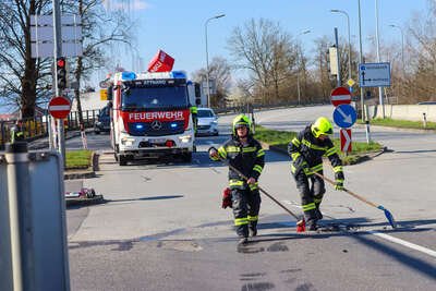 Kreuzungskollision in Attnang – Feuerwehr führt Aufräumarbeiten durch fkstore-63028.jpg