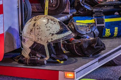Brand an einem Landwirtschaftlichen Objekt-7 Feuerwehren im Löscheinsatz DSC-8215.jpg