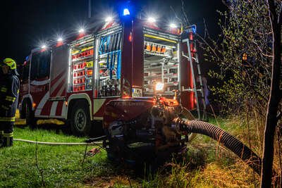 Brand an einem Landwirtschaftlichen Objekt-7 Feuerwehren im Löscheinsatz DSC-8200.jpg