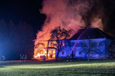 Feuerwehreinsatz im Bezirk Freistadt: Landwirtschaftliches Objekt in Vollbrand BRANDSTAETTER-20230408-35.jpg