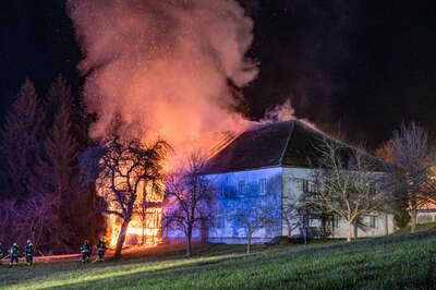 Feuerwehreinsatz im Bezirk Freistadt: Landwirtschaftliches Objekt in Vollbrand BRANDSTAETTER-20230408-27.jpg
