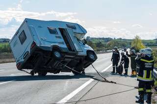 Wohnwagen auf der Westautobahn umgestürzt wohnwagen_unfall-a147.jpg