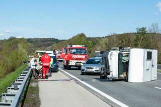 Wohnwagen auf der Westautobahn umgestürzt wohnwagen_unfall_a1_04.jpg