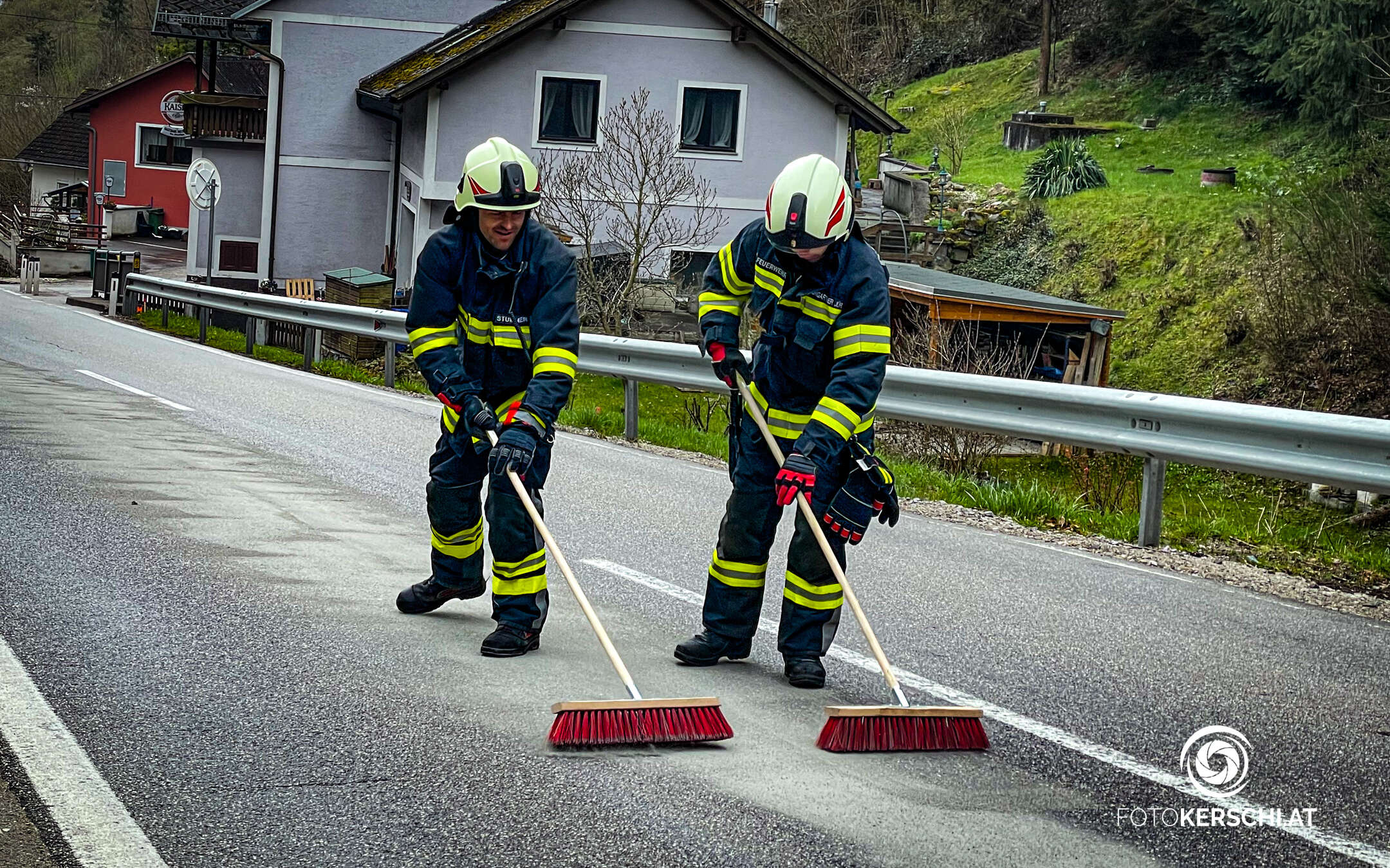 Ostereinsatz der Feuerwehr: Ölspur von Linz bis Oberbairing beseitigt