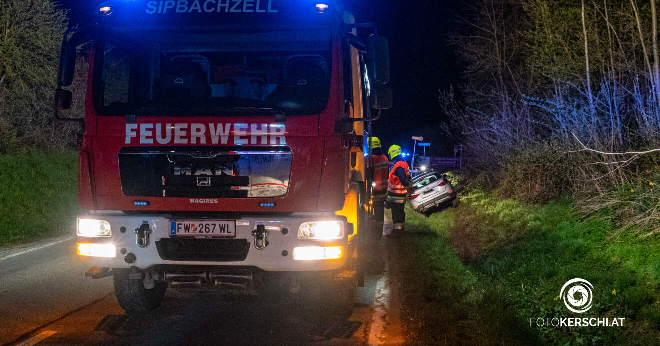 Titelbild: Pkw kam in Sipbachzell von der Fahrbahn ab-Lenker unverletzt
