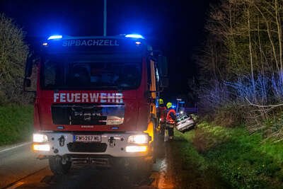Pkw kam in Sipbachzell von der Fahrbahn ab-Lenker unverletzt DSC-8422.jpg