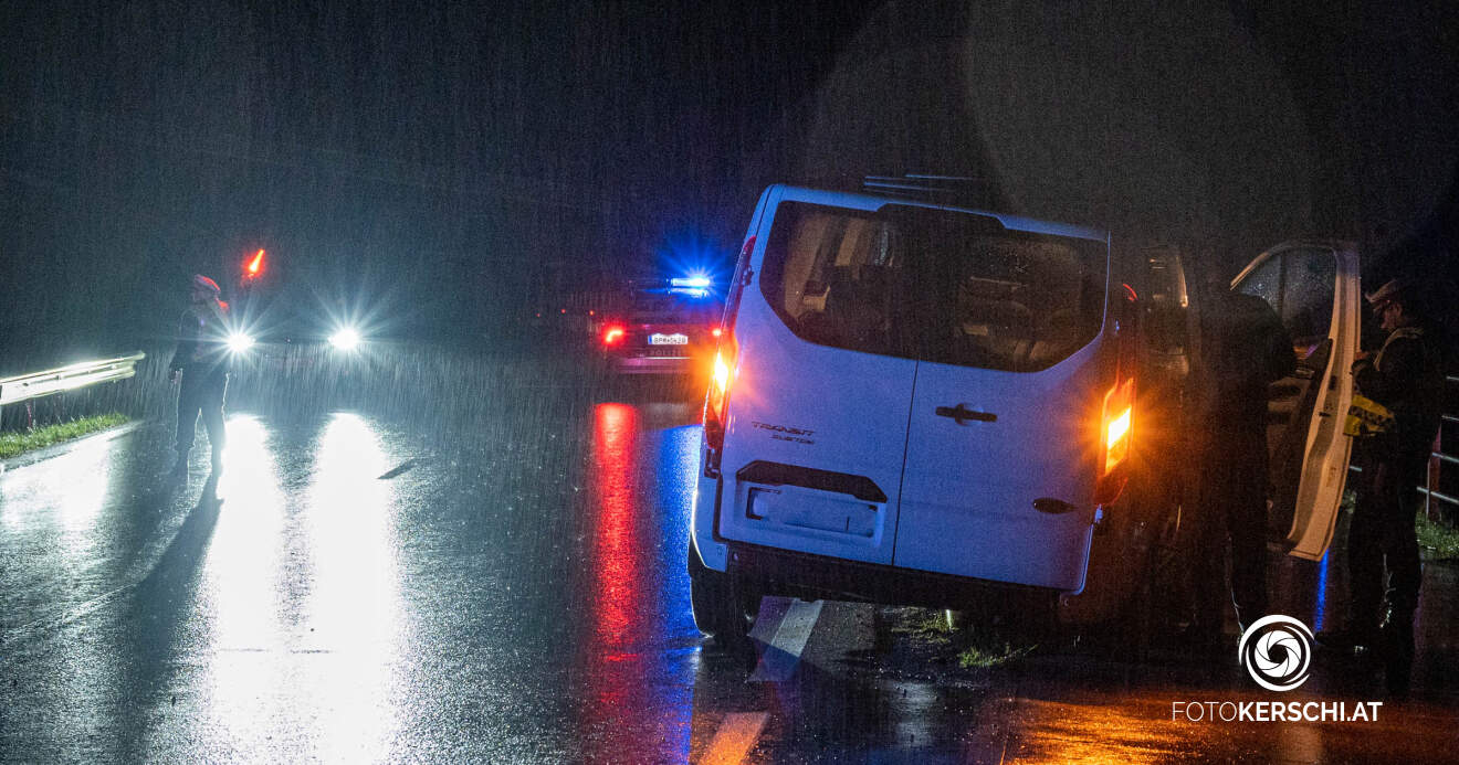 Titelbild: PKW fuhr in Klaus auf Leitschiene auf-keine verletzten