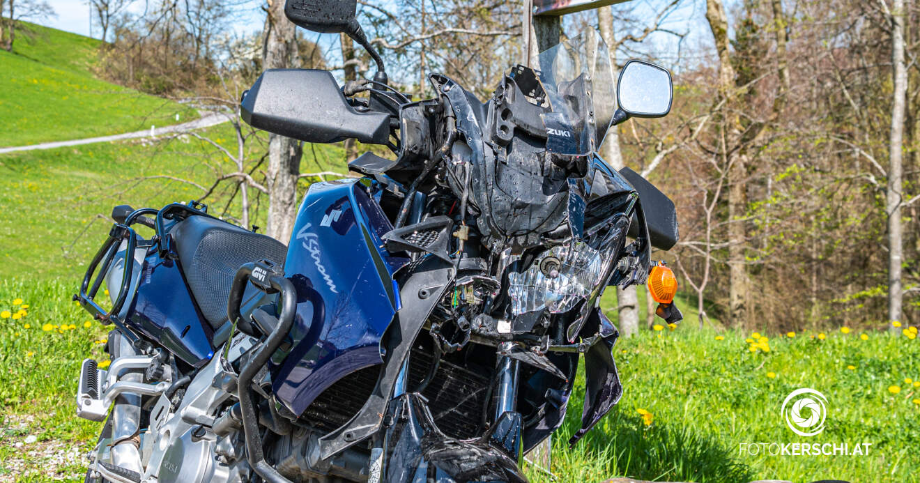 Motorrad kollidiert mit PKW - eine Person verletzt