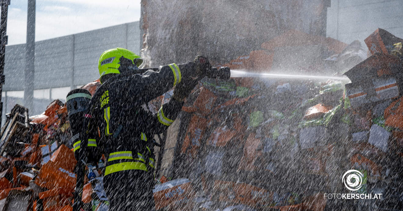 LKW-Brand auf Raststation im Bezirk Linz-Land: Feuer zerstört gesamte Ladung aus Lebensmitteln