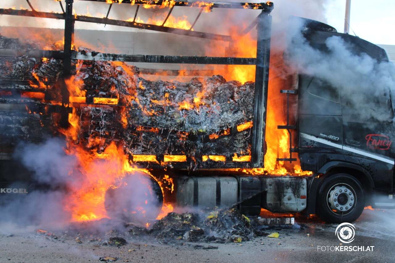 LKW-Brand auf Raststation im Bezirk Linz-Land: Feuer zerstört gesamte Ladung aus Lebensmitteln
