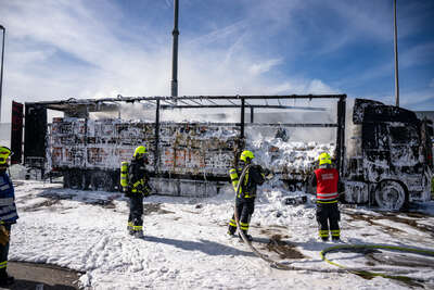 LKW-Brand auf Raststation im Bezirk Linz-Land: Feuer zerstört gesamte Ladung aus Lebensmitteln FOKE-2023042216152191-003.jpg