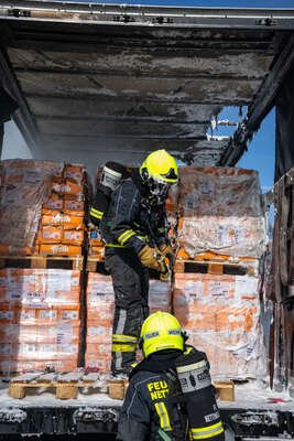 LKW-Brand auf Raststation im Bezirk Linz-Land: Feuer zerstört gesamte Ladung aus Lebensmitteln FOKE-2023042216162196-008.jpg
