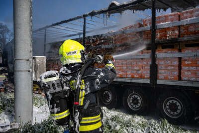 LKW-Brand auf Raststation im Bezirk Linz-Land: Feuer zerstört gesamte Ladung aus Lebensmitteln FOKE-2023042216162198-010.jpg