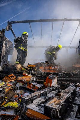 LKW-Brand auf Raststation im Bezirk Linz-Land: Feuer zerstört gesamte Ladung aus Lebensmitteln FOKE-2023042216172202-014.jpg