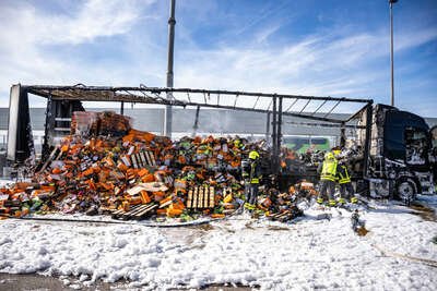 LKW-Brand auf Raststation im Bezirk Linz-Land: Feuer zerstört gesamte Ladung aus Lebensmitteln FOKE-2023042216332209-021.jpg