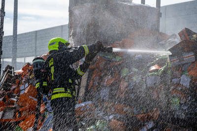 LKW-Brand auf Raststation im Bezirk Linz-Land: Feuer zerstört gesamte Ladung aus Lebensmitteln FOKE-2023042216362215-027.jpg