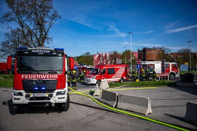 LKW-Brand auf Raststation im Bezirk Linz-Land: Feuer zerstört gesamte Ladung aus Lebensmitteln FOKE-2023042216392222-034.jpg