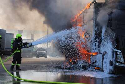 LKW-Brand auf Raststation im Bezirk Linz-Land: Feuer zerstört gesamte Ladung aus Lebensmitteln Gross-fkstore-64207.jpg