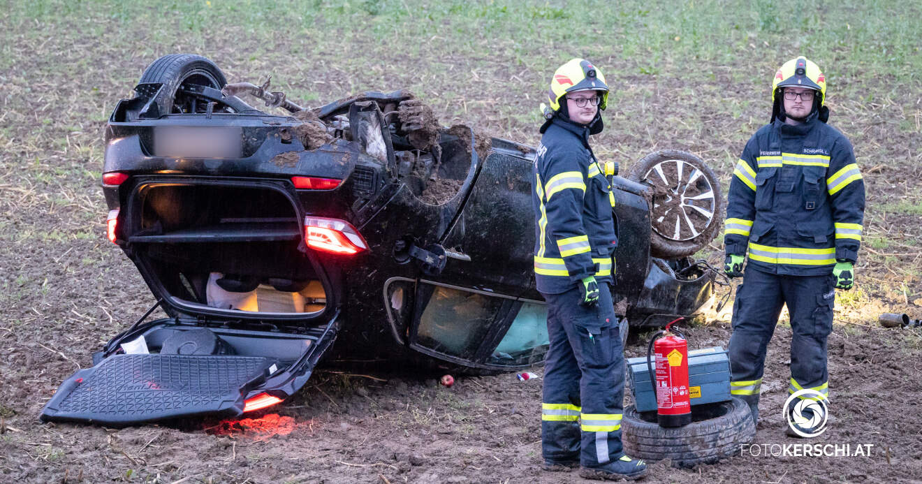 Titelbild: Auto überschlägt sich und landet im Feld: Frau von Rettungskräften befreit