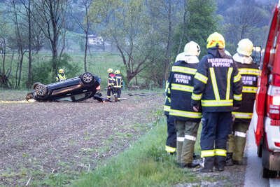 Auto überschlägt sich und landet im Feld: Frau von Rettungskräften befreit BAYER-AB2-1296.jpg