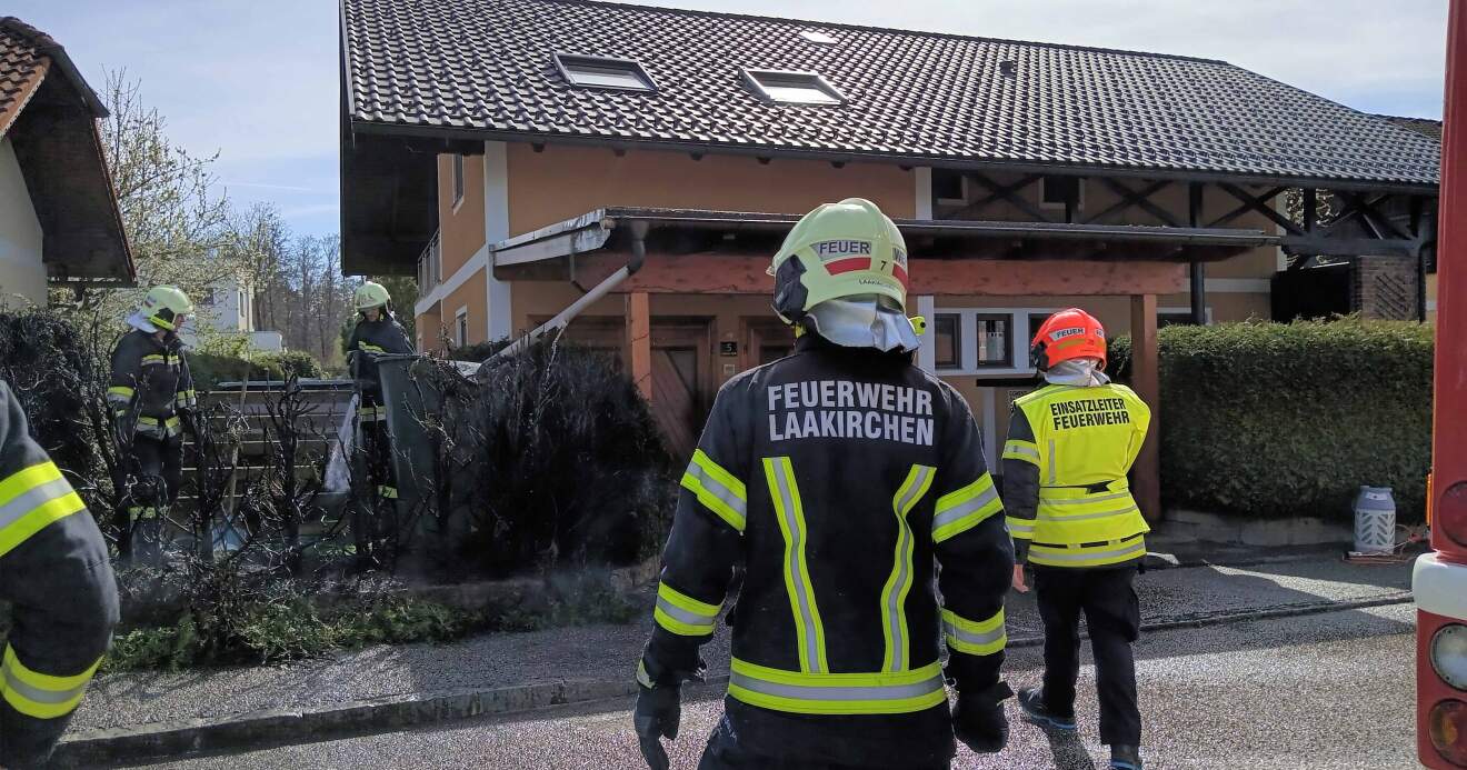 Feuerwehr Laakirchen verhindert Carport-Brand in Reintal-Siedlung
