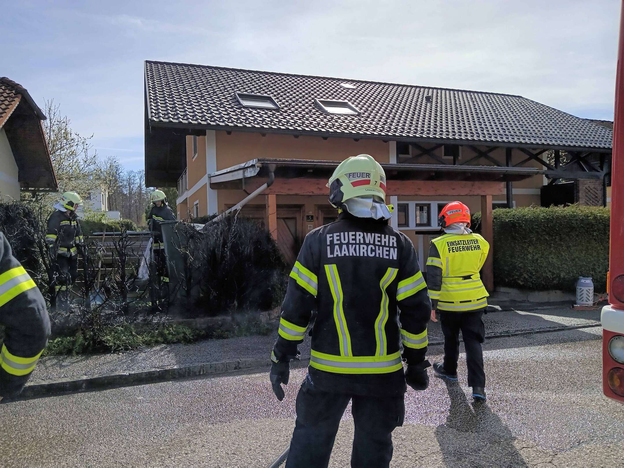 Feuerwehr Laakirchen verhindert Carport-Brand in Reintal-Siedlung
