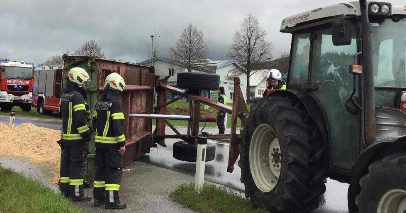 Traktoranhänger stürzt im Kreisverkehr um - Feuerwehr im Einsatz