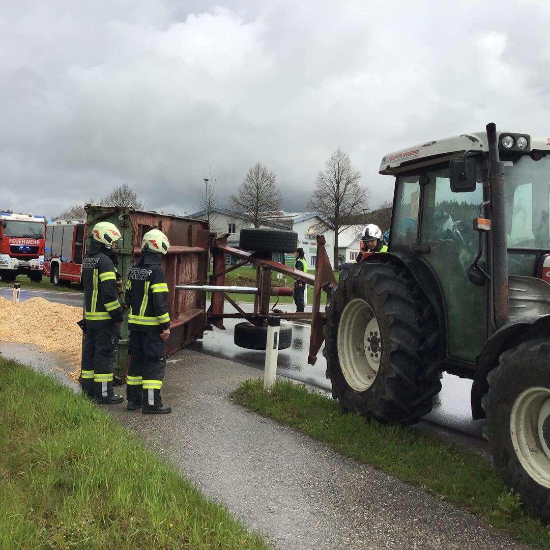 Traktoranhänger stürzt im Kreisverkehr um - Feuerwehr im Einsatz