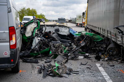 A25: Fahrzeug bei Unfall völlig zerstört - Lenker leicht verletzt FOKE-2023042609272955-012.jpg