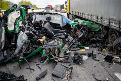 A25: Fahrzeug bei Unfall völlig zerstört - Lenker leicht verletzt FOKE-2023042609282960-017.jpg