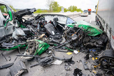 A25: Fahrzeug bei Unfall völlig zerstört - Lenker leicht verletzt FOKE-2023042609282962-019.jpg