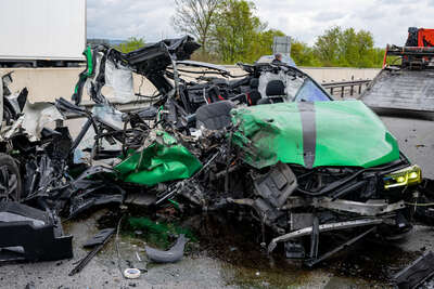 A25: Fahrzeug bei Unfall völlig zerstört - Lenker leicht verletzt FOKE-2023042609362972-029.jpg